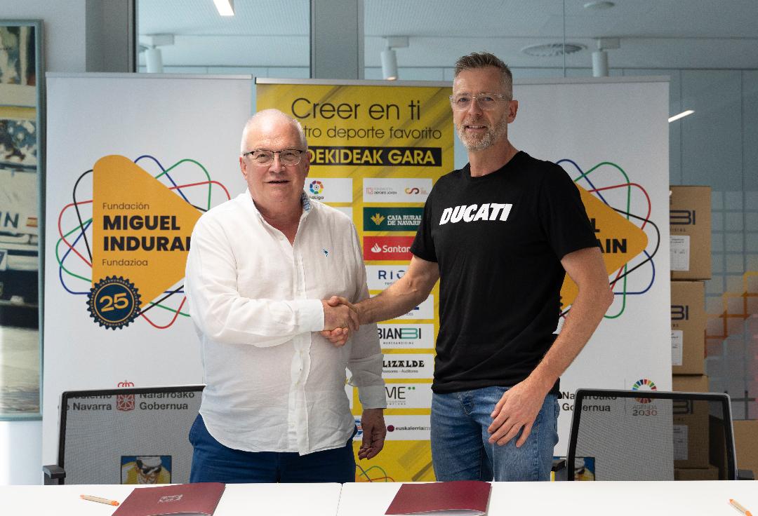 Firma de patrocinio con Puro Racing-Motos El&eacute;ctricas